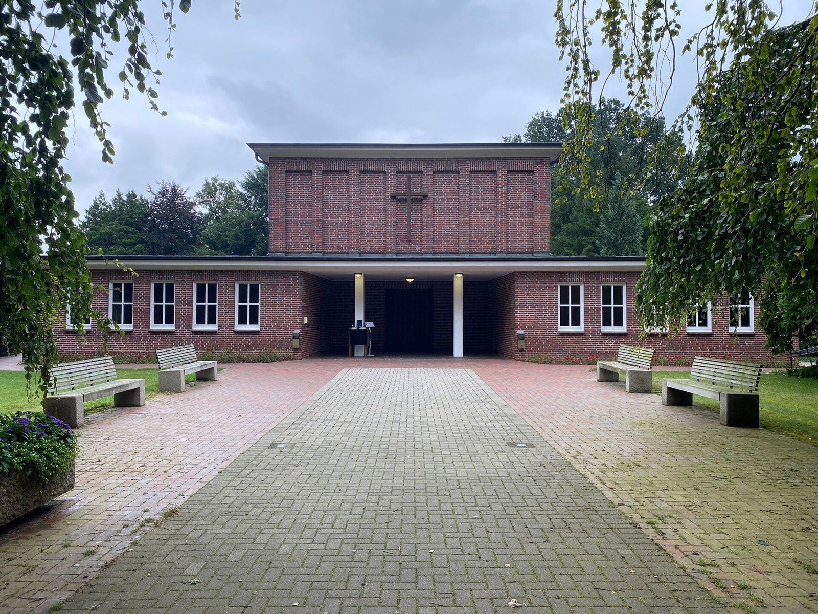 Große Feierhalle des Friedhofs Bergstedt – Friedhof Bergstedt